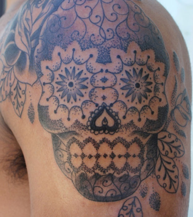tattoo-d-un-crane-mexicain-calavera-sur-l-epaule-effet-pointilliste_146352_w620