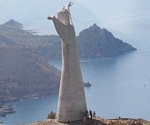 In Italia la colossale statua del Cristo Redentore