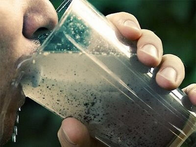 10 veleni nella tua acqua “potabile”