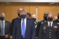Trump indossa la mascherina per la prima volta in pubblico
