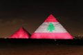 Le piramidi di Giza e Burj Khalifa di Dubai si illuminano per le vittime di Beirut