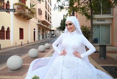 Il video mostra l’esplosione di Beirut mentre la sposa posa il giorno delle nozze