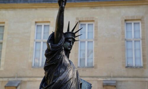 La Francia sta inviando la “sorella minore” della Statua della Libertà agli Stati Uniti