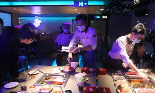 La più grande catena di hot pot della Cina, che ha reso il suo proprietario il ristoratore più ricco del paese, afferma che chiuderà 300 ristoranti entro la fine dell’anno