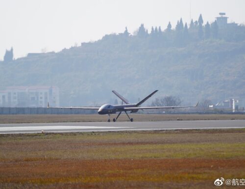Venti di guerra: La Cina addestra i droni per la difesa dai jet da combattimento – video